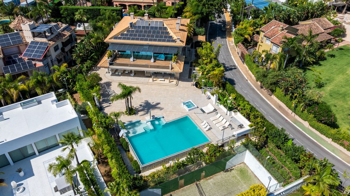 Huis te koop in Los Monteros | 8 slaapkamers H5105767
