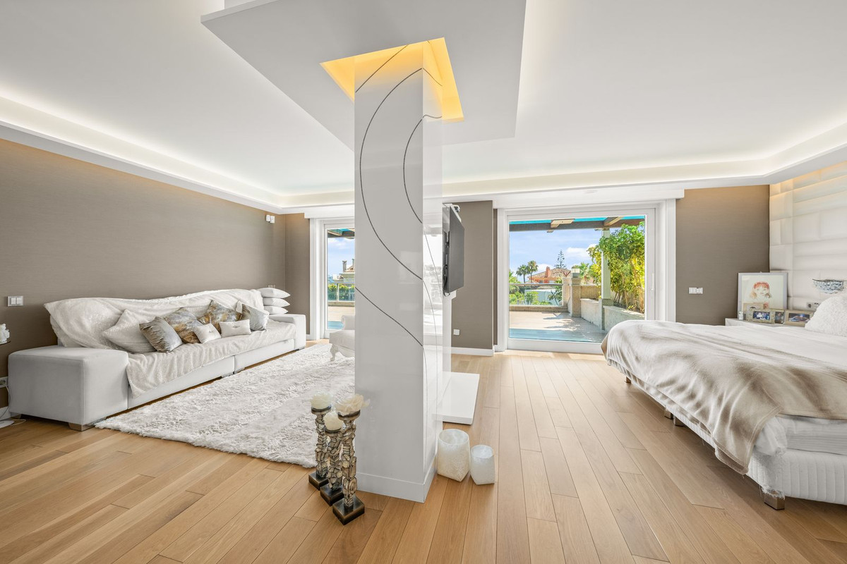 Huis te koop in Los Monteros | 8 slaapkamers H5105767