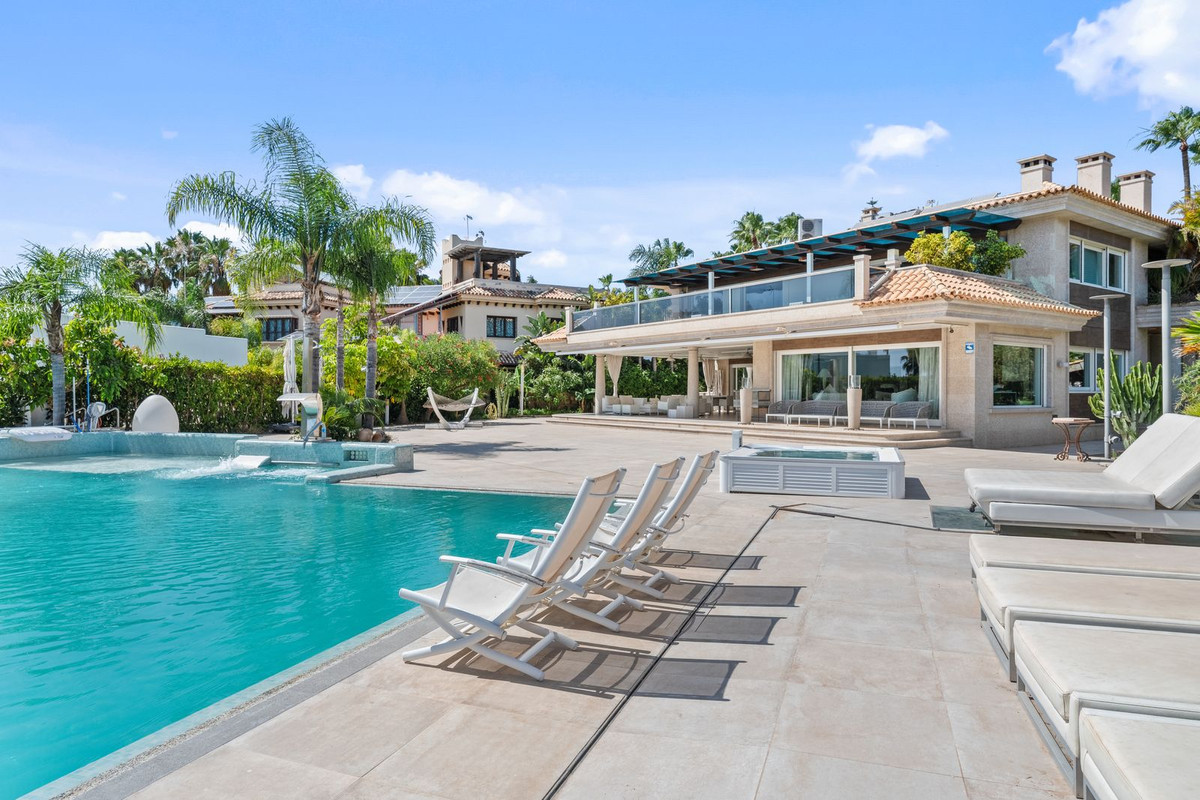 Huis te koop in Los Monteros | 8 slaapkamers H5105767