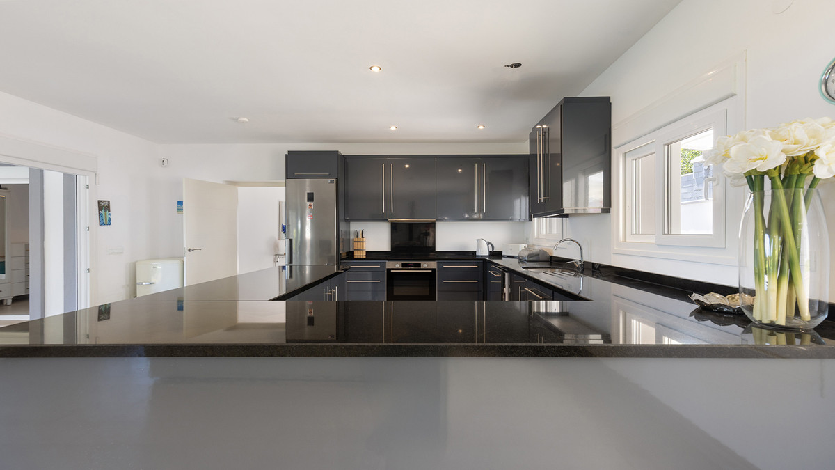 Huis te koop in Manilva | 4 slaapkamers H5436409