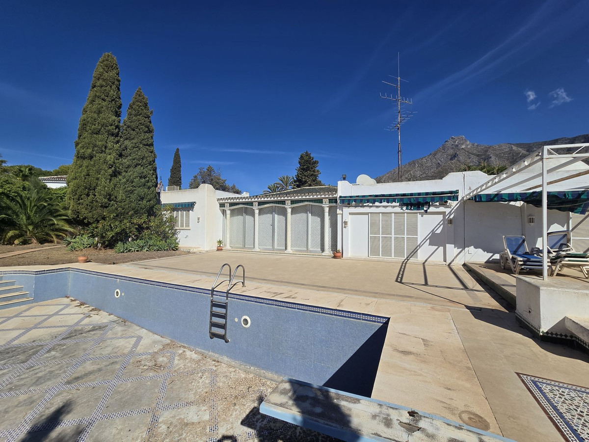 Detached Villa for sale in Marbella | 6 bedrooms H4856941