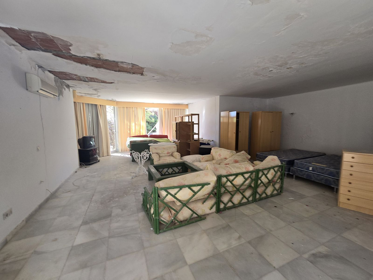 Detached Villa for sale in Marbella | 6 bedrooms H4856941