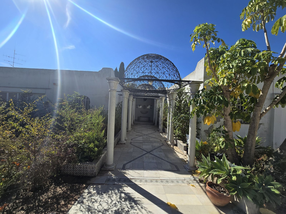 Detached Villa for sale in Marbella | 6 bedrooms H4856941