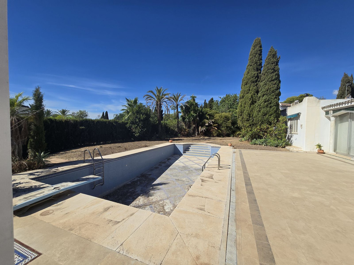 Detached Villa for sale in Marbella | 6 bedrooms H4856941