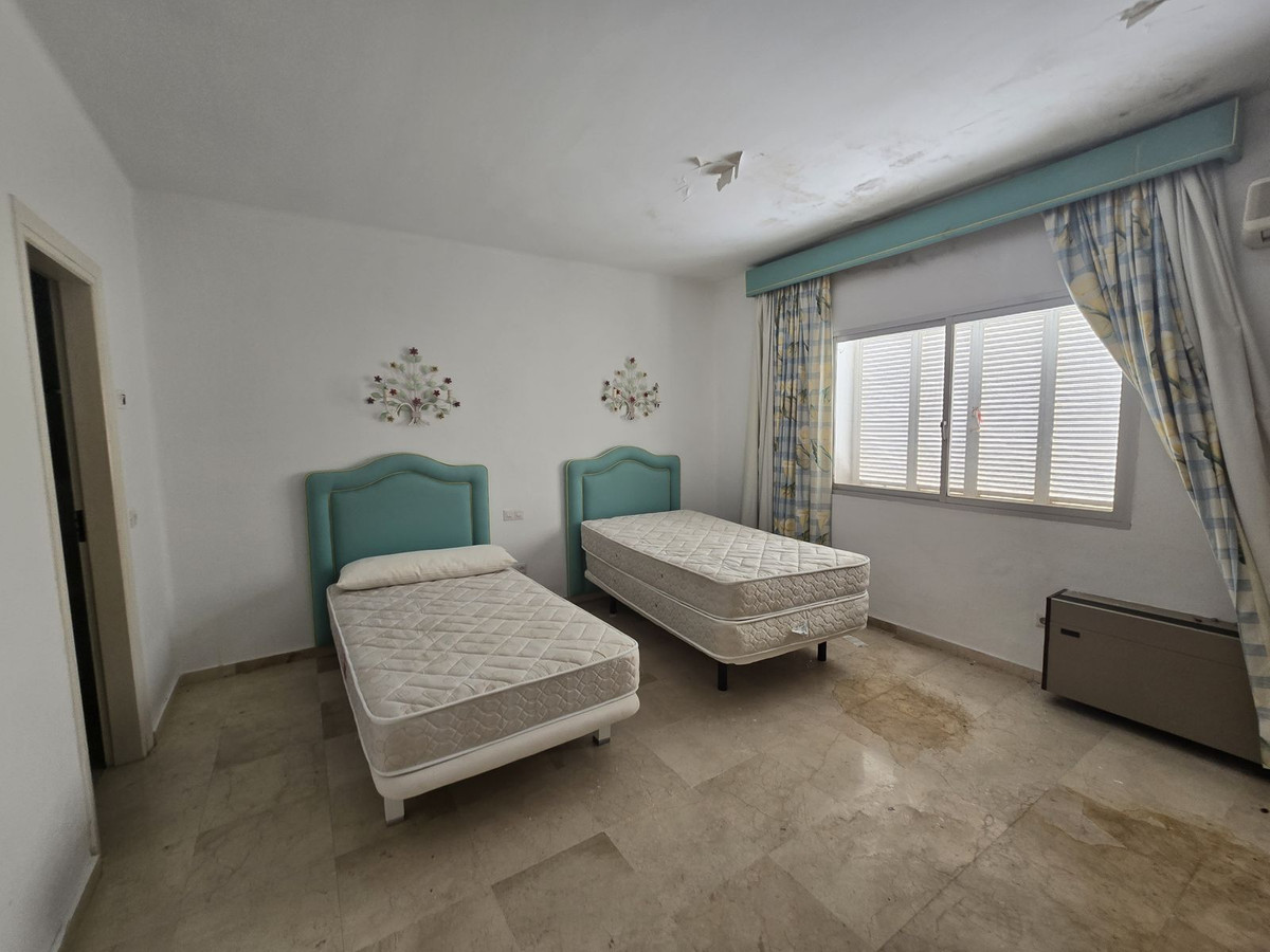 Detached Villa for sale in Marbella | 6 bedrooms H4856941