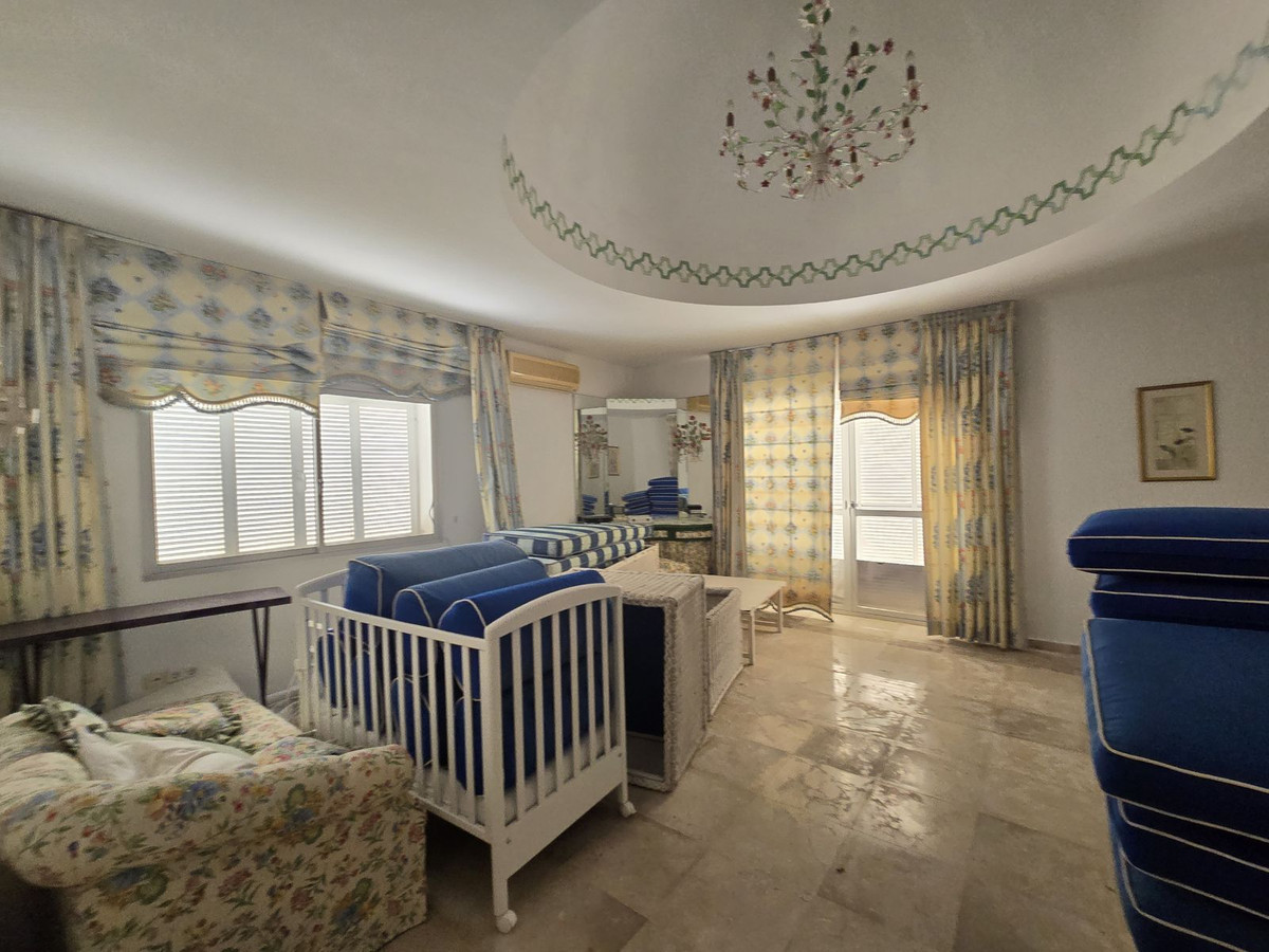Detached Villa for sale in Marbella | 6 bedrooms H4856941