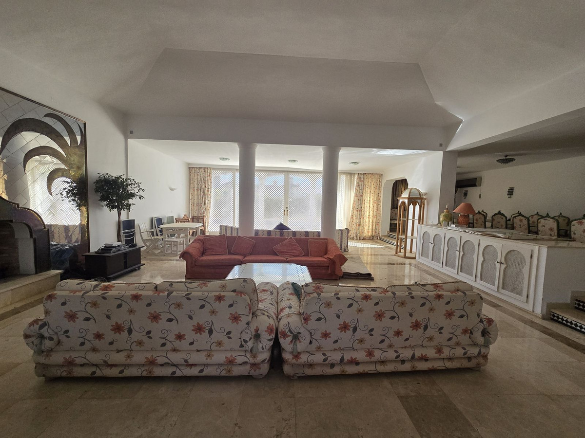 Detached Villa for sale in Marbella | 6 bedrooms H4856941