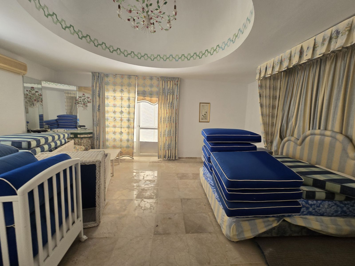 Detached Villa for sale in Marbella | 6 bedrooms H4856941