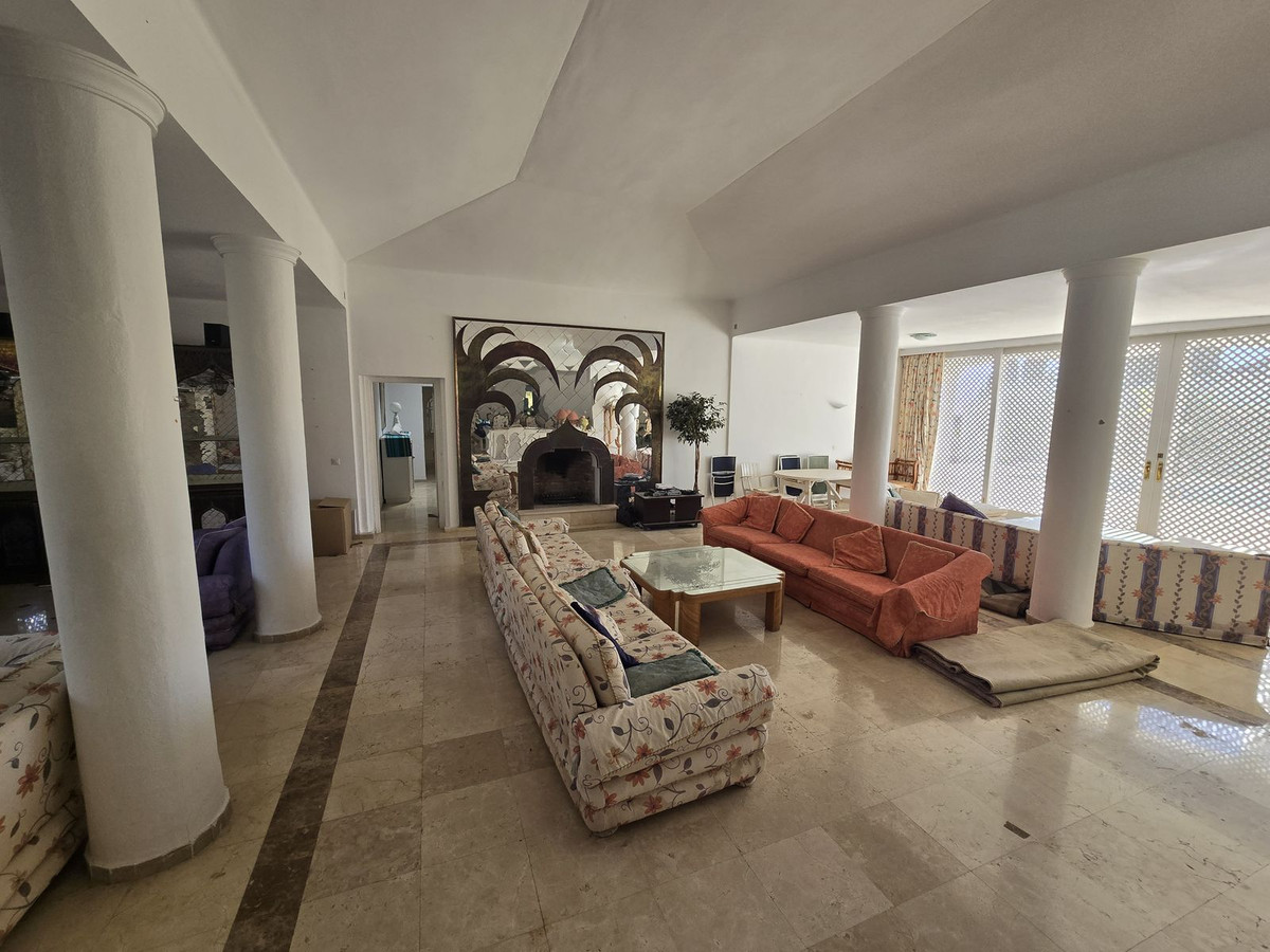 Detached Villa for sale in Marbella | 6 bedrooms H4856941
