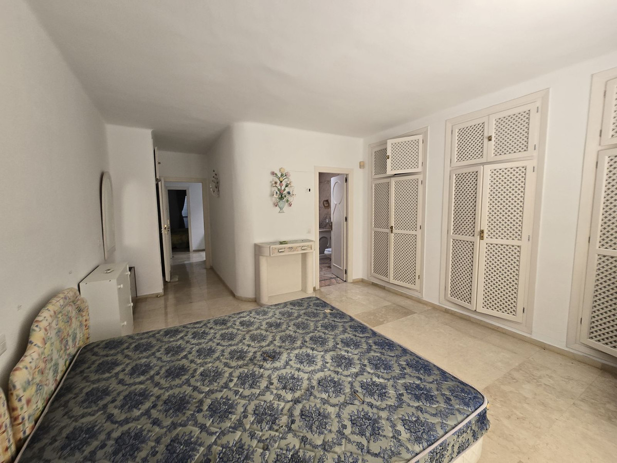 Detached Villa for sale in Marbella | 6 bedrooms H4856941