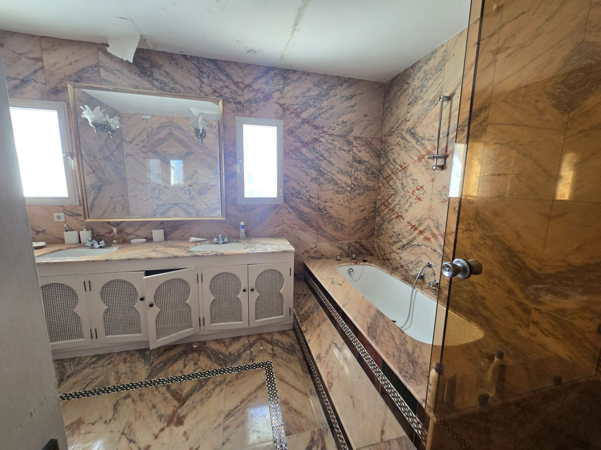 Detached Villa for sale in Marbella | 6 bedrooms H4856941
