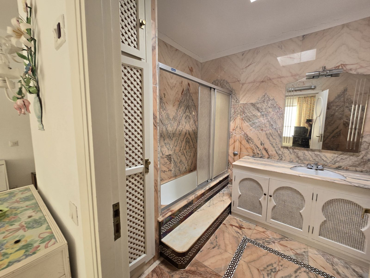 Detached Villa for sale in Marbella | 6 bedrooms H4856941