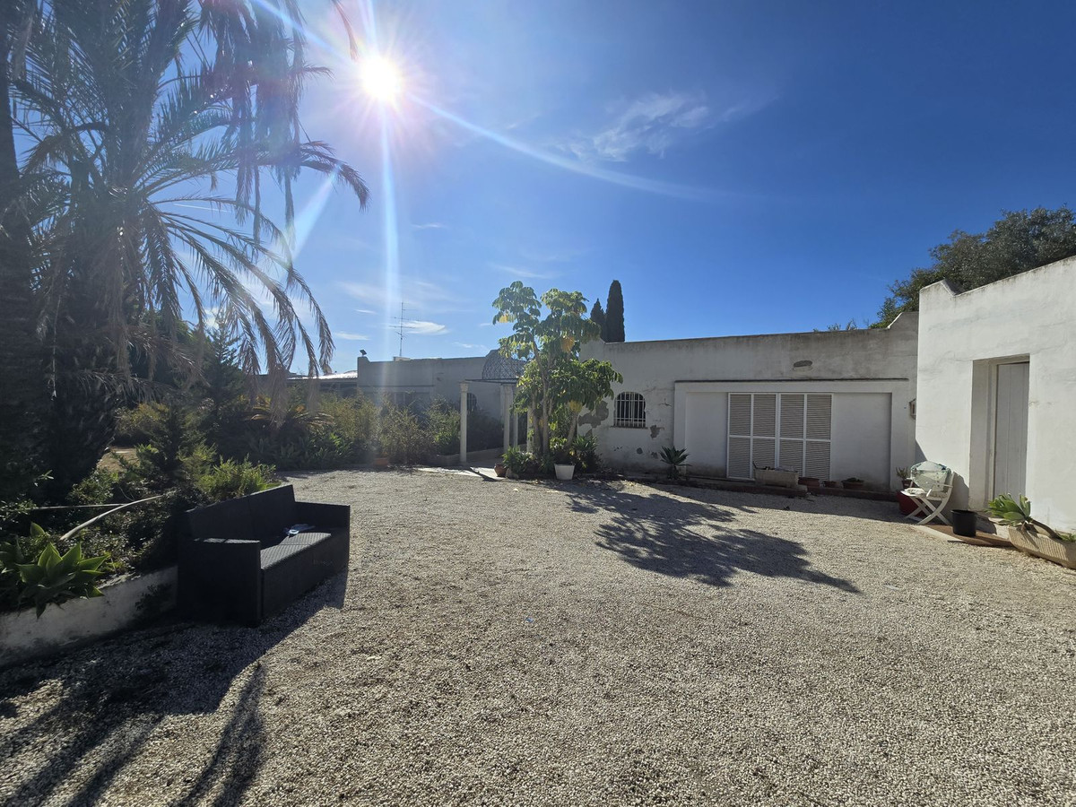 Detached Villa for sale in Marbella | 6 bedrooms H4856941