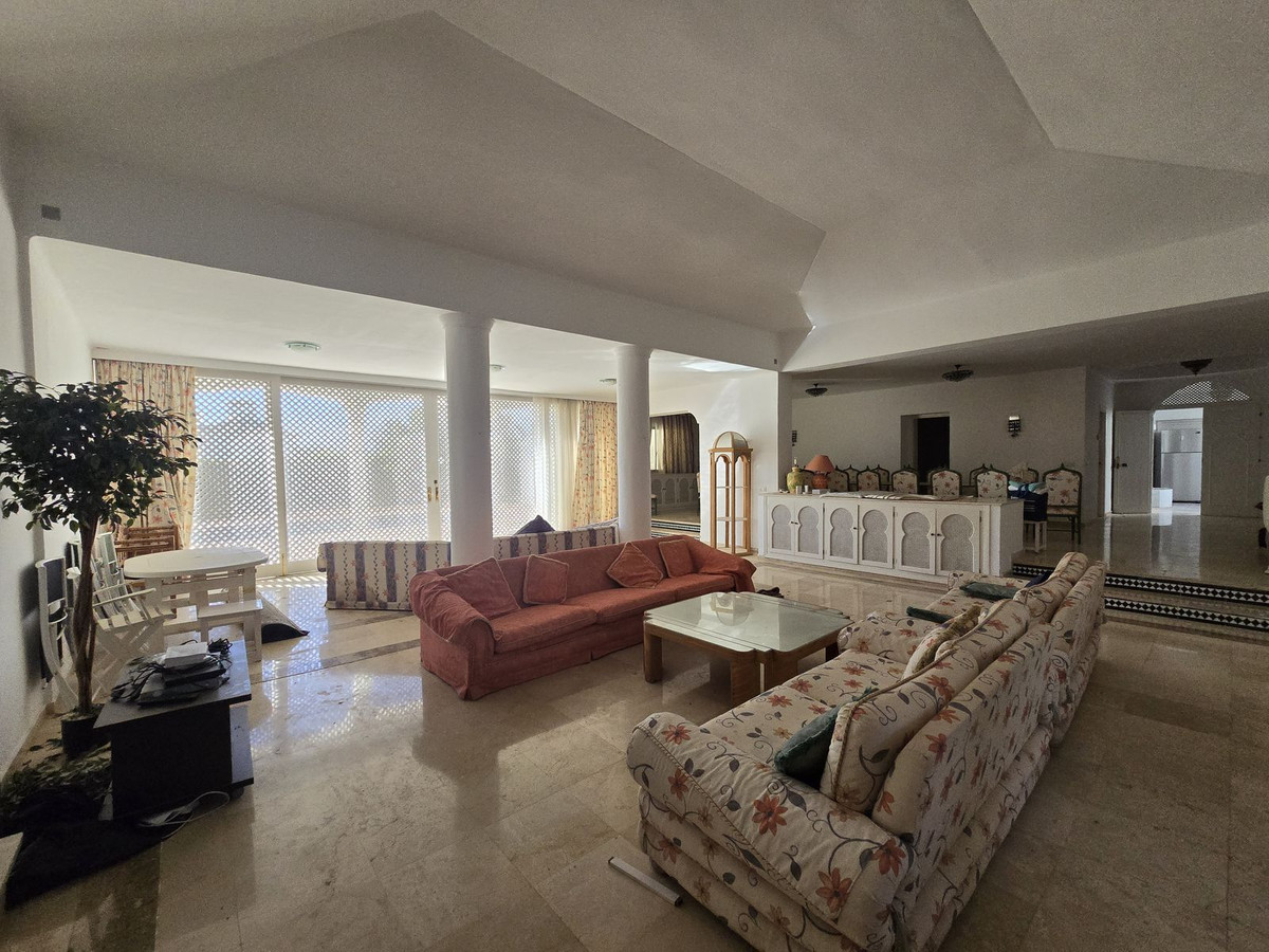 Detached Villa for sale in Marbella | 6 bedrooms H4856941