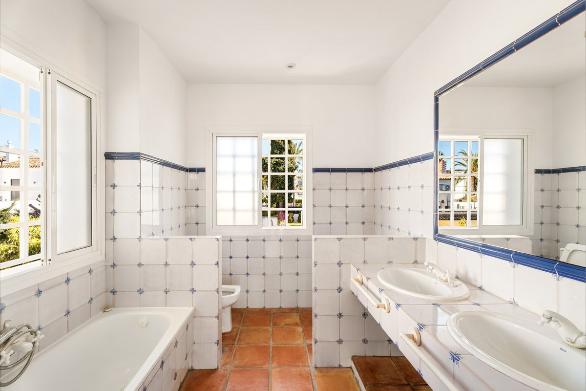 Huis te koop in Marbesa | 5 slaapkamers H5009773