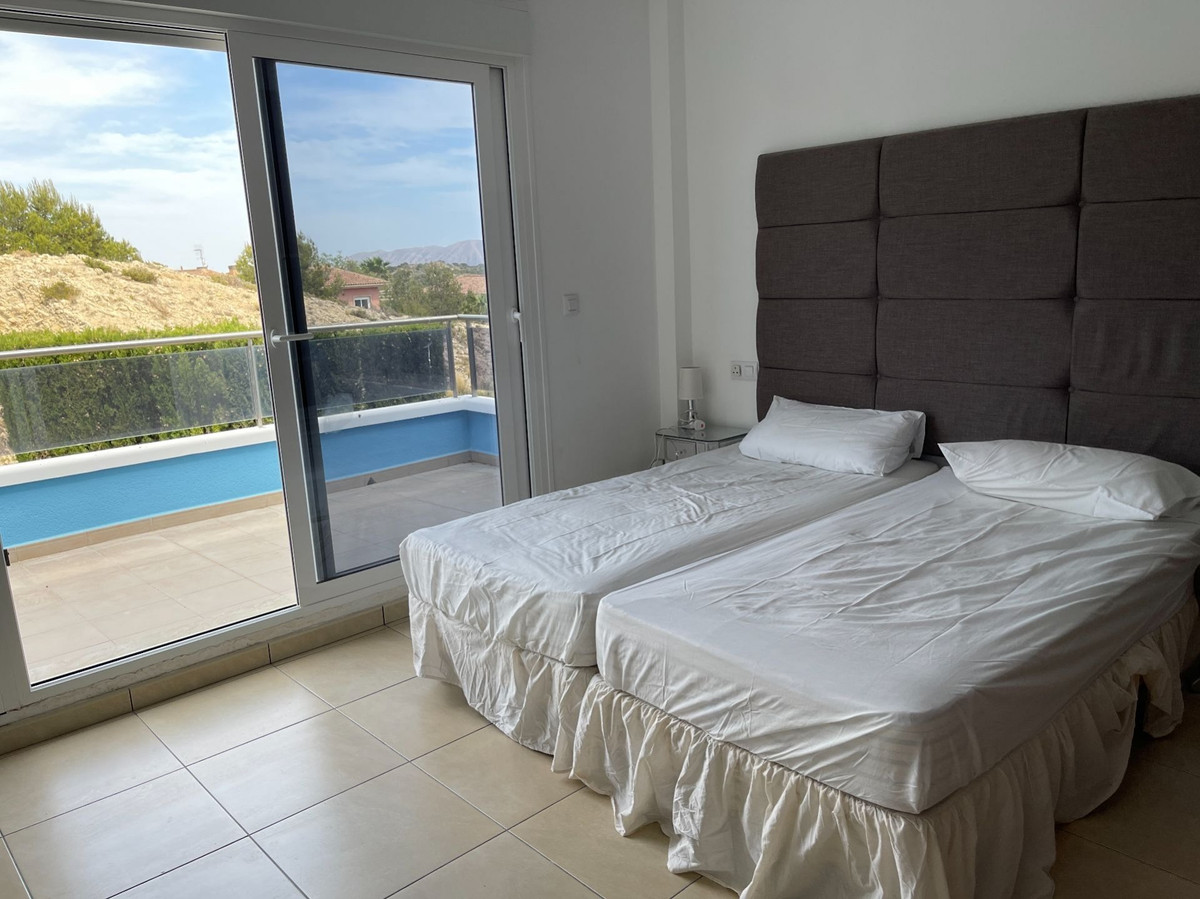 Huis te koop in Monforte Del Cid | 6 slaapkamers H4318624