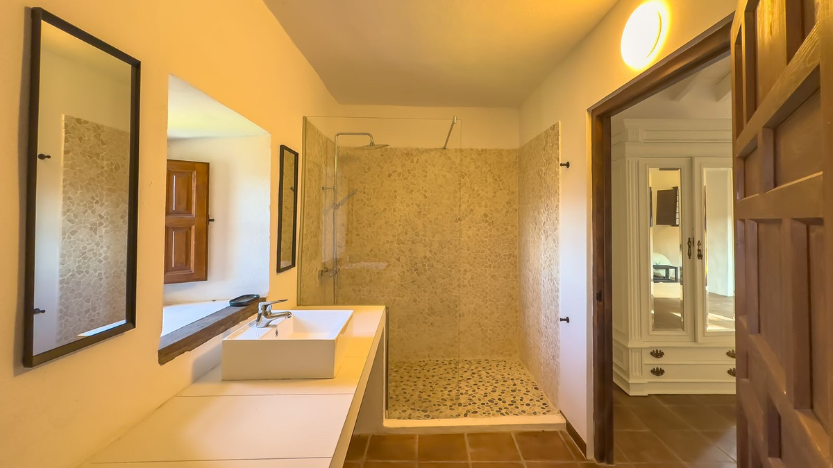 Huis te koop in Montes de Málaga | 8 slaapkamers H5247757