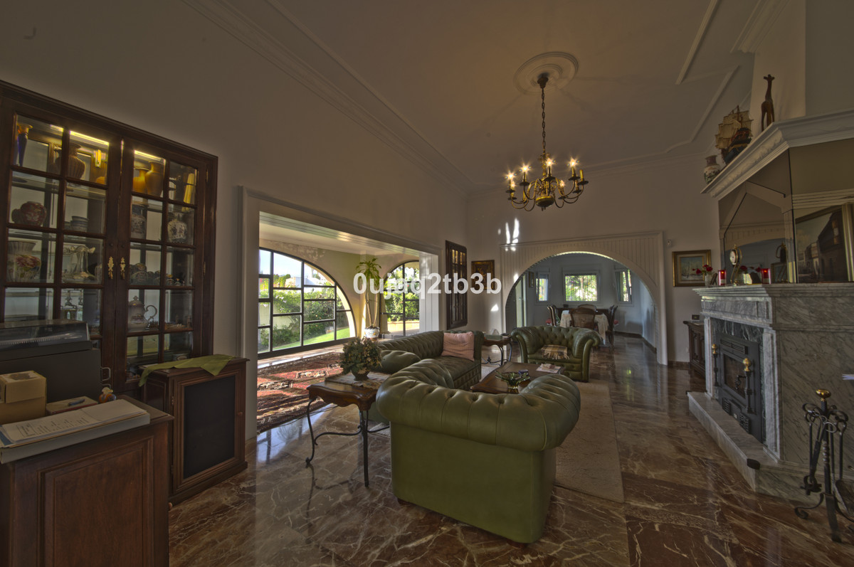 Vrijstaande Villa in New Golden Mile-3