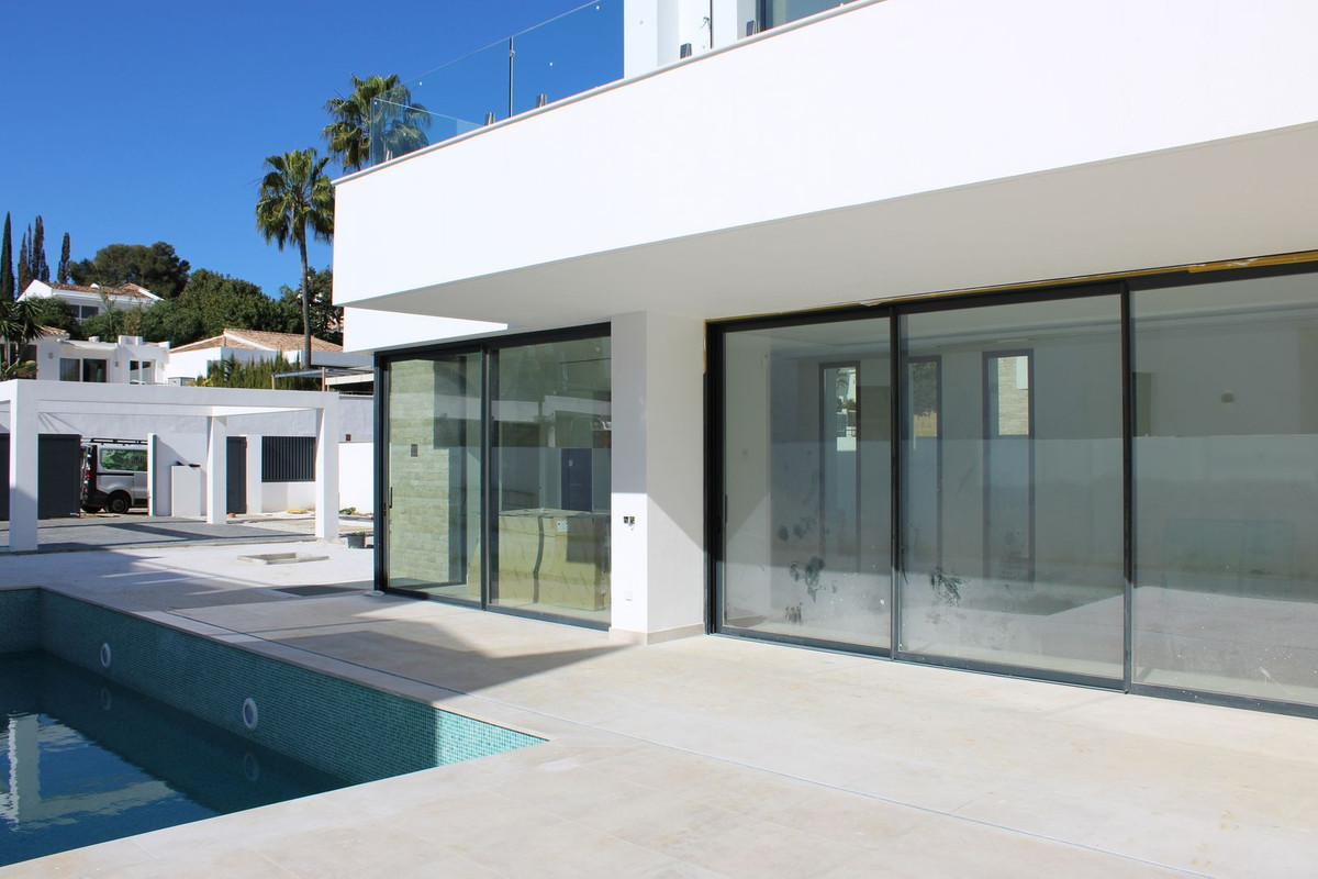 Vrijstaande Villa in New Golden Mile-11