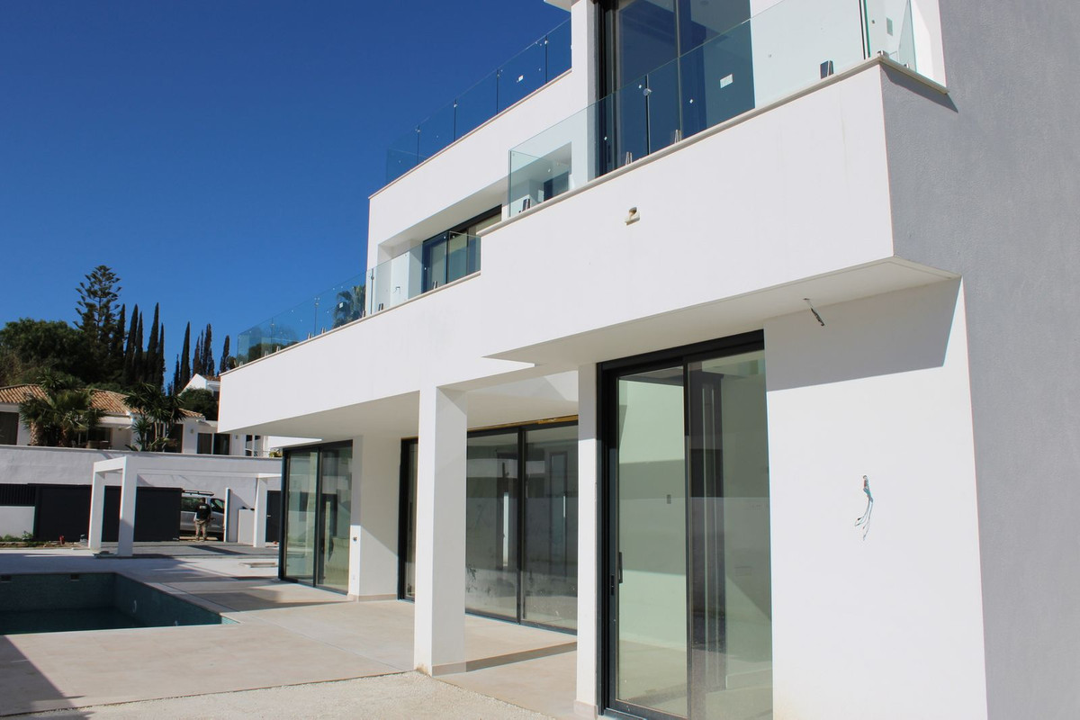 Vrijstaande Villa in New Golden Mile-3