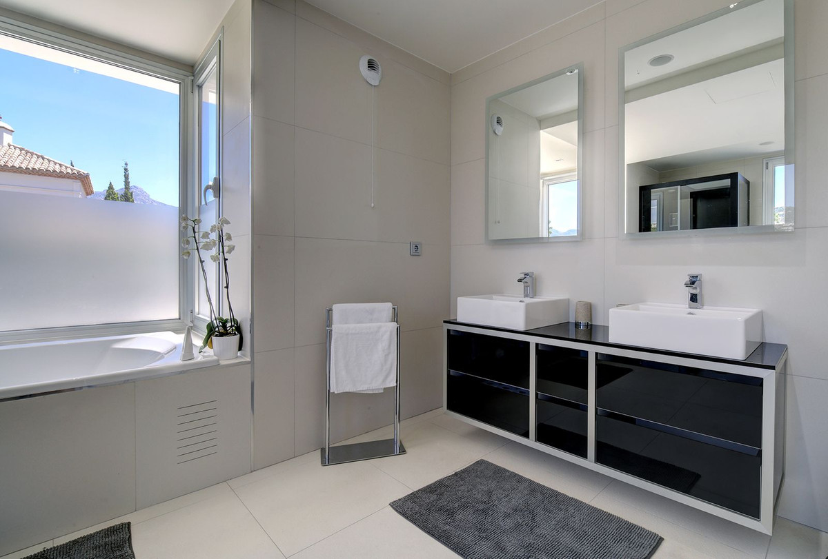 Huis te koop in Nueva Andalucía | 5 slaapkamers H4372624