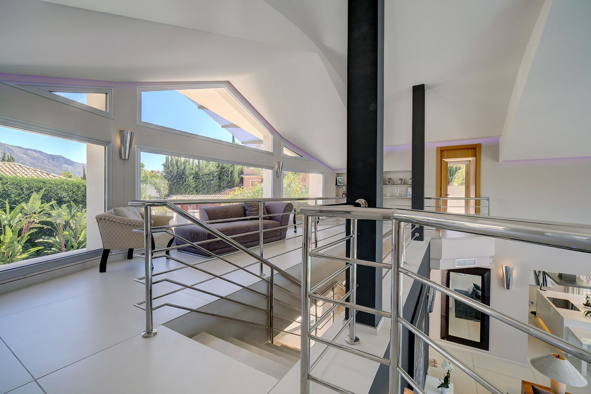 Huis te koop in Nueva Andalucía | 5 slaapkamers H4372624