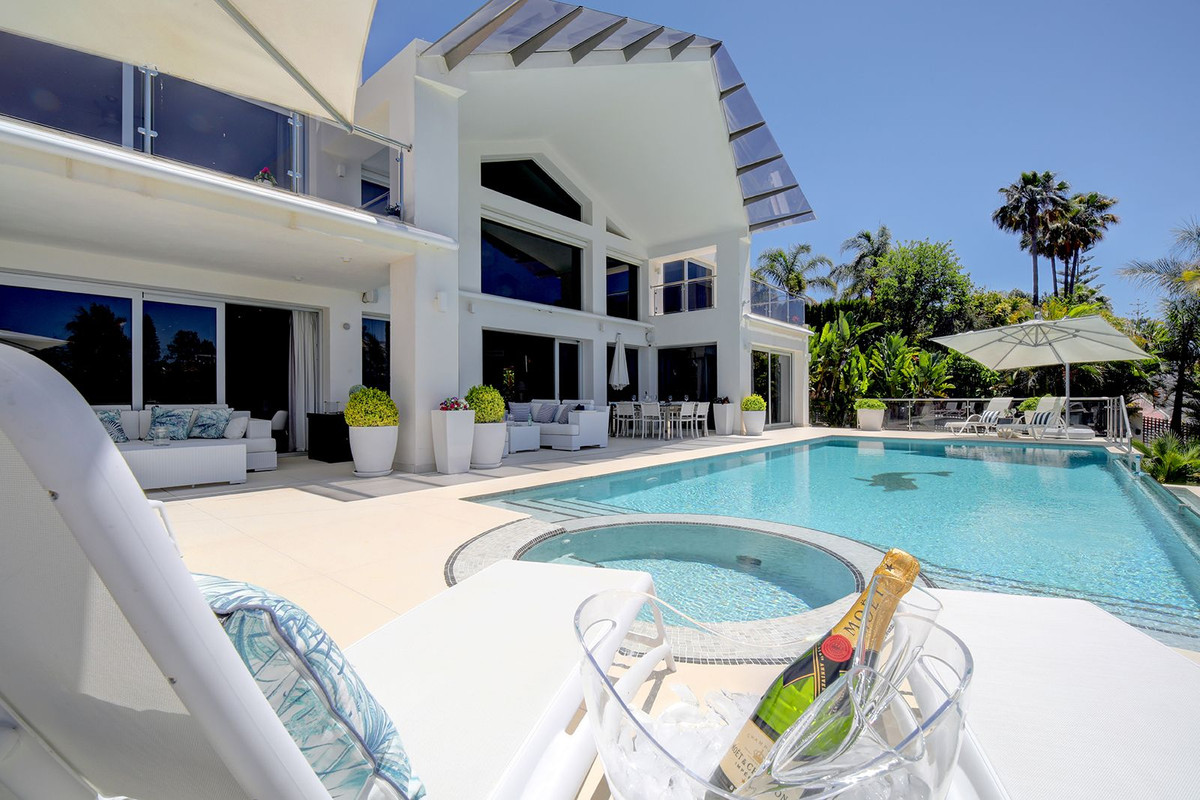Huis te koop in Nueva Andalucía | 5 slaapkamers H4372624