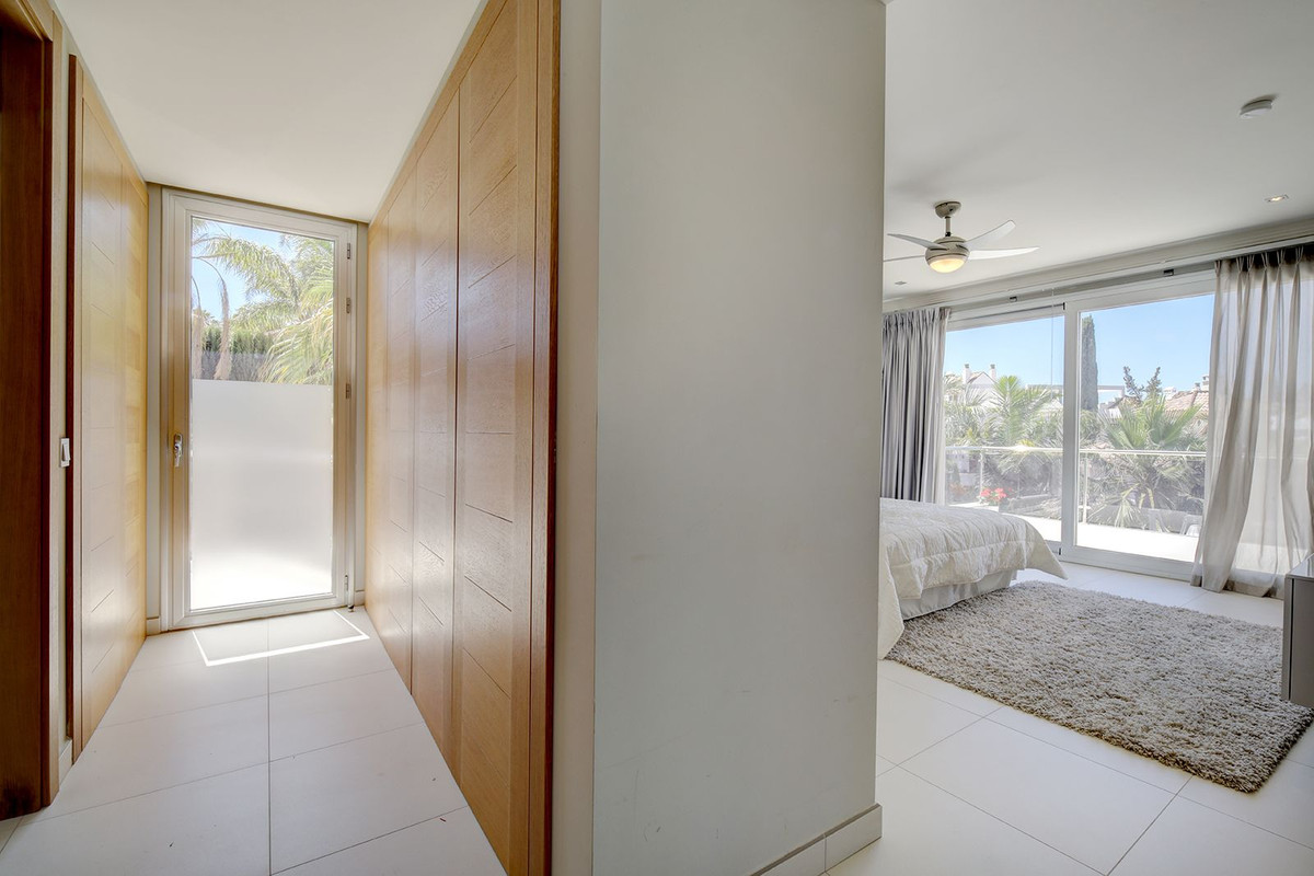 Huis te koop in Nueva Andalucía | 5 slaapkamers H4372624