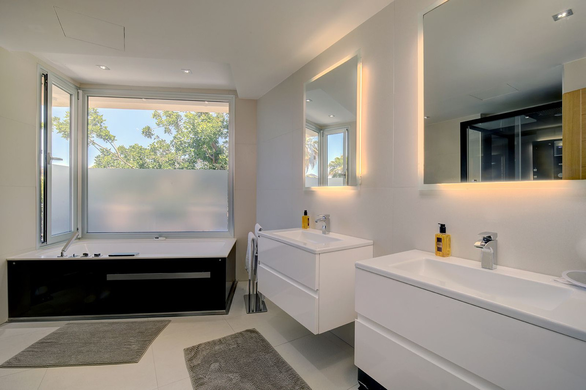 Huis te koop in Nueva Andalucía | 5 slaapkamers H4372624