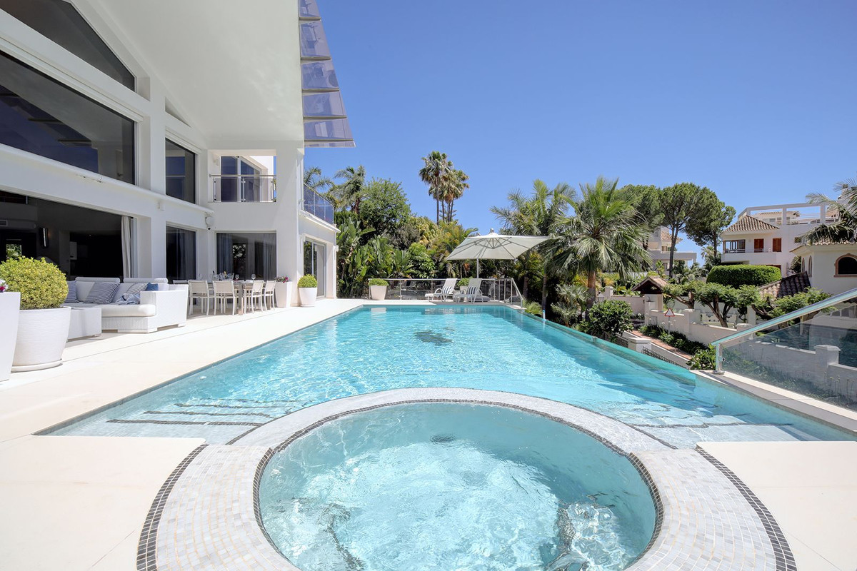 Huis te koop in Nueva Andalucía | 5 slaapkamers H4372624