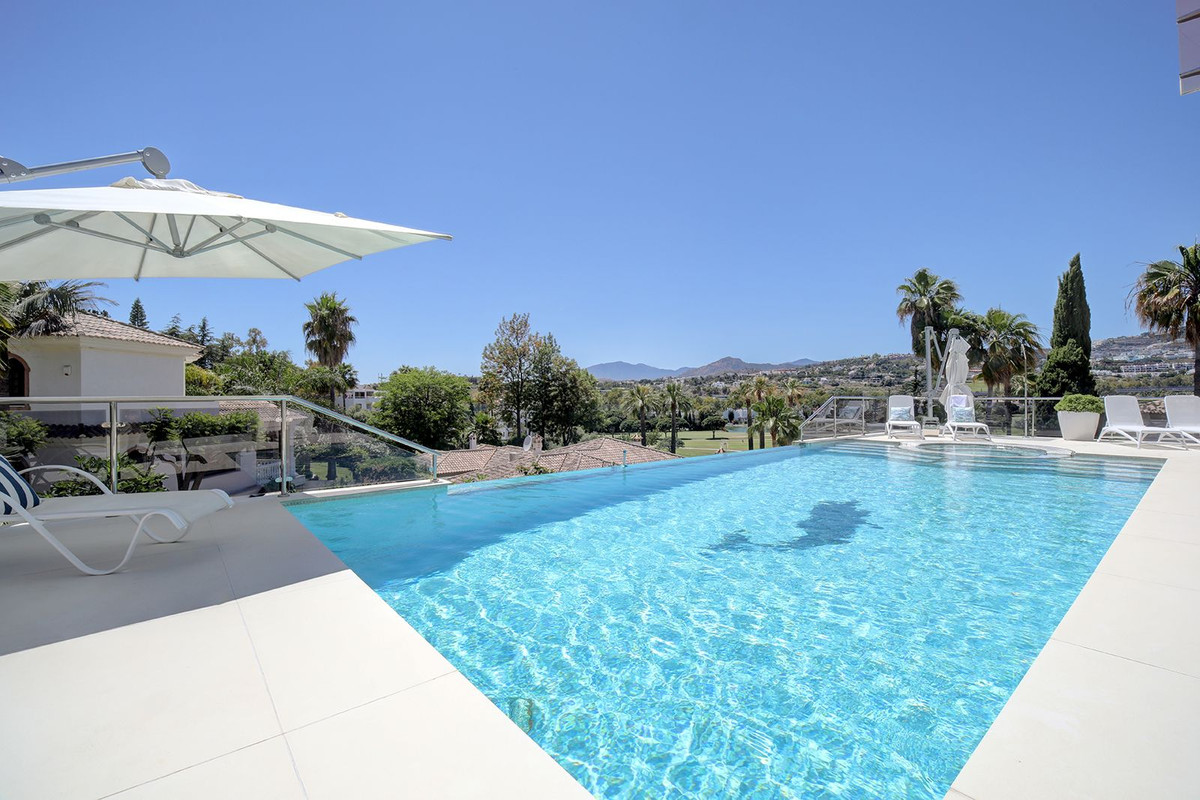 Huis te koop in Nueva Andalucía | 5 slaapkamers H4372624