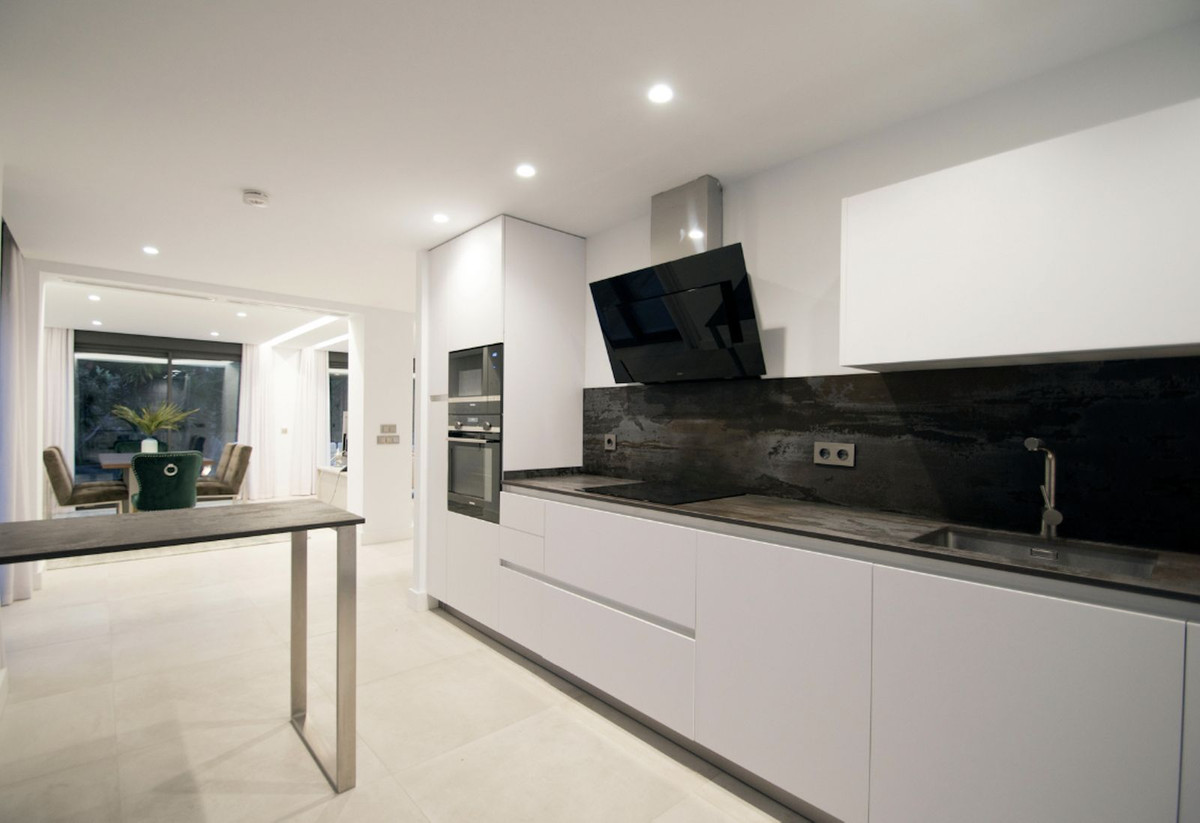 Huis te koop in Nueva Andalucía | 5 slaapkamers H4846231