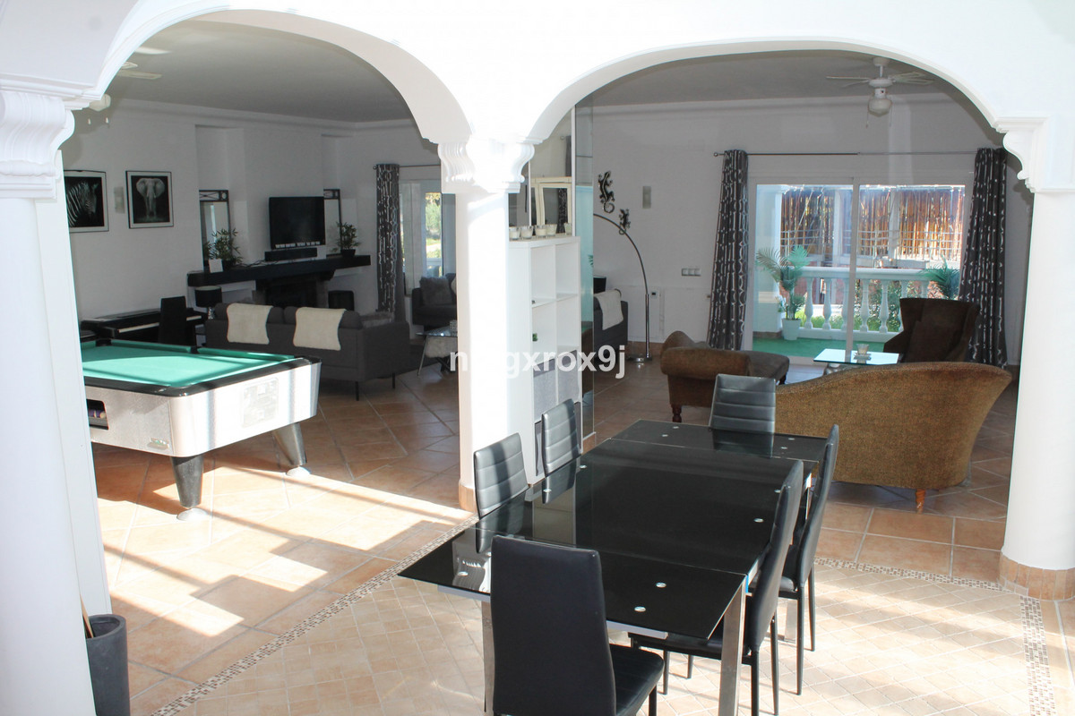 Vrijstaande Villa in Nueva Andalucía-15