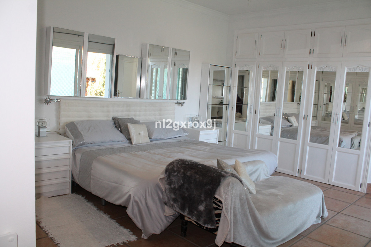 Vrijstaande Villa in Nueva Andalucía-19