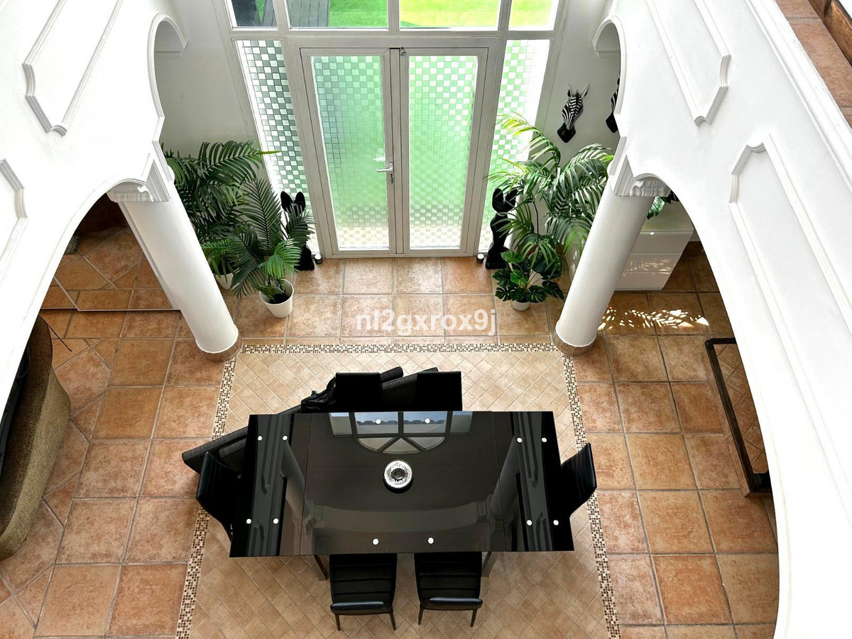 Vrijstaande Villa in Nueva Andalucía-7