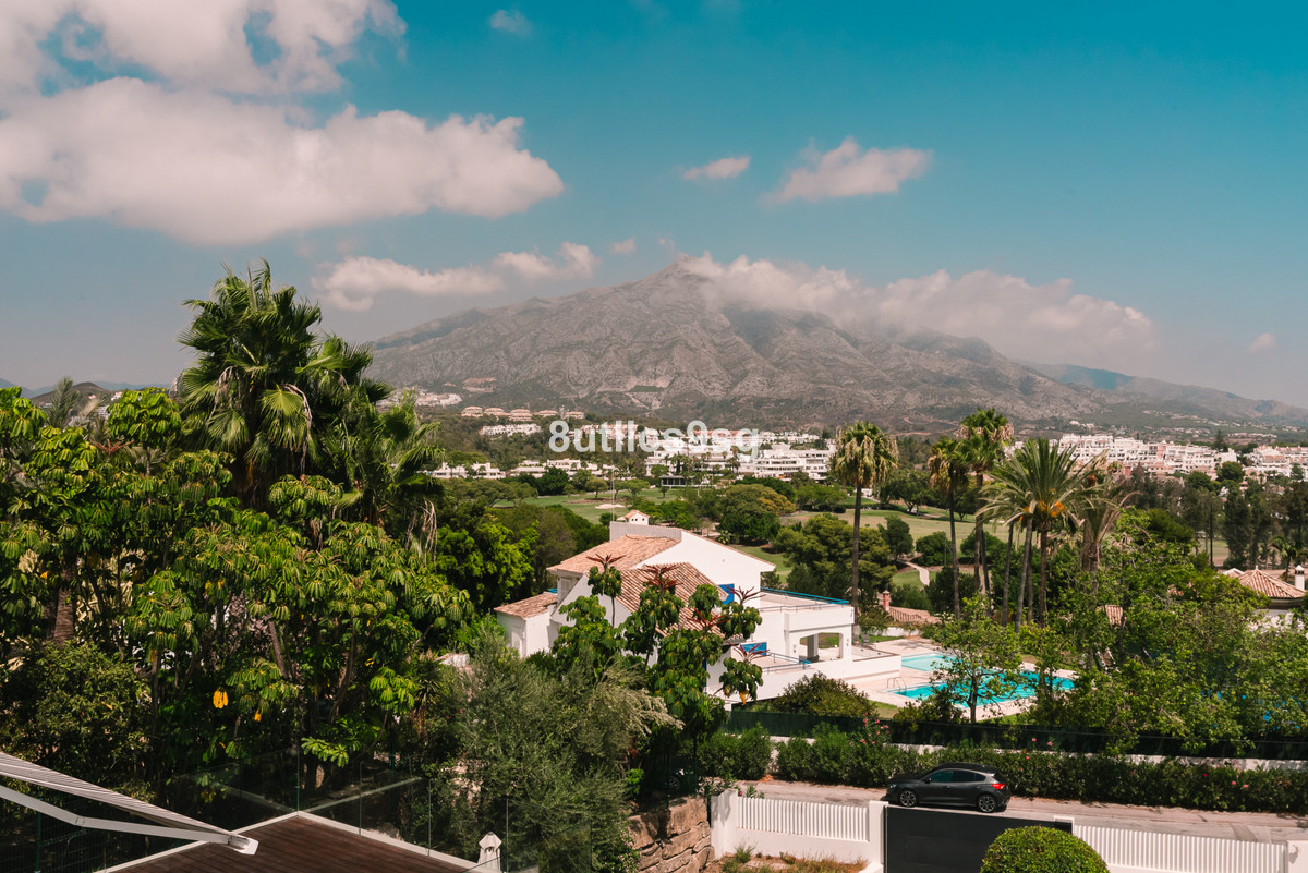 Huis te koop in Nueva Andalucía | 5 slaapkamers H4922260
