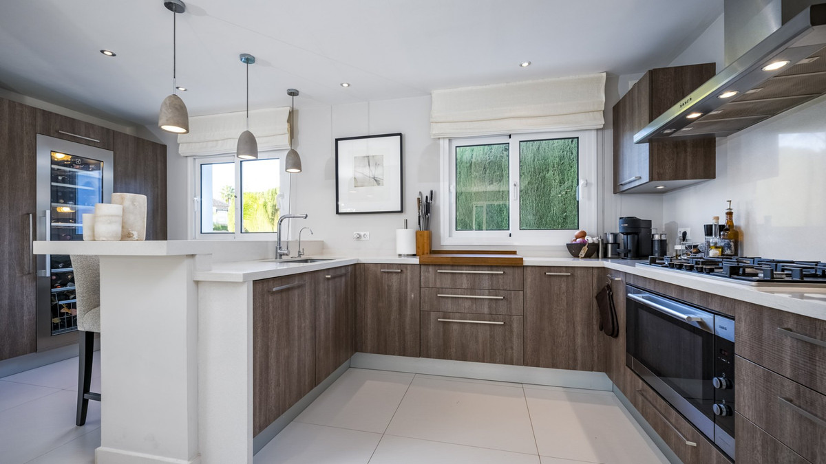 Huis te koop in Nueva Andalucía | 4 slaapkamers H4937398