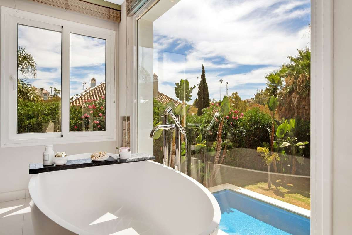 Huis te koop in Nueva Andalucía | 4 slaapkamers H4937398