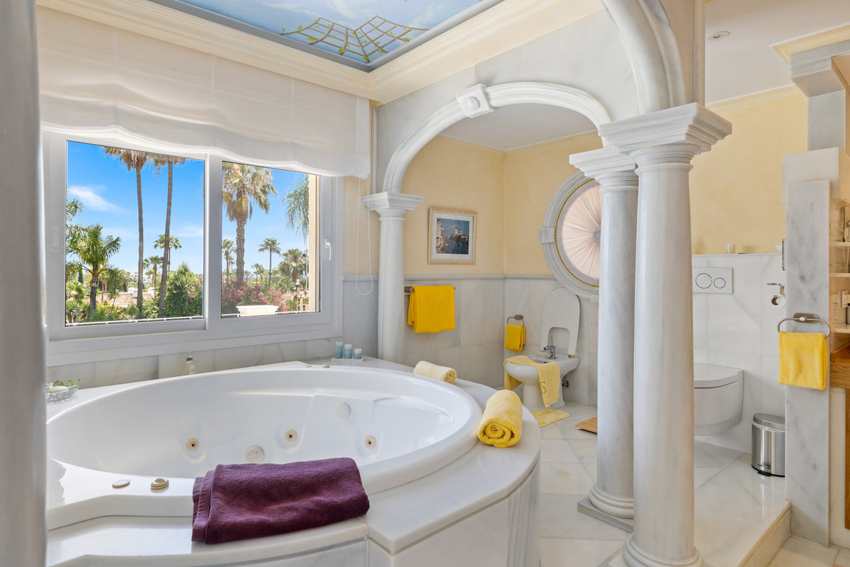 Huis te koop in Nueva Andalucía | 6 slaapkamers H4986523
