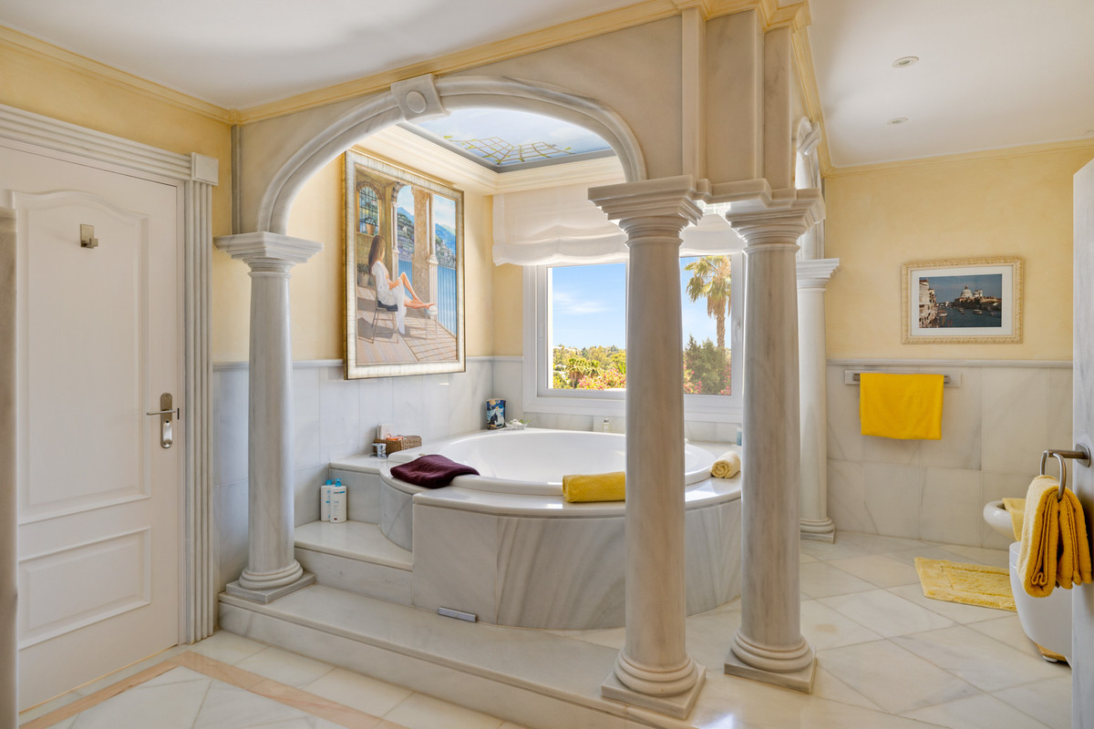 Huis te koop in Nueva Andalucía | 6 slaapkamers H4986523