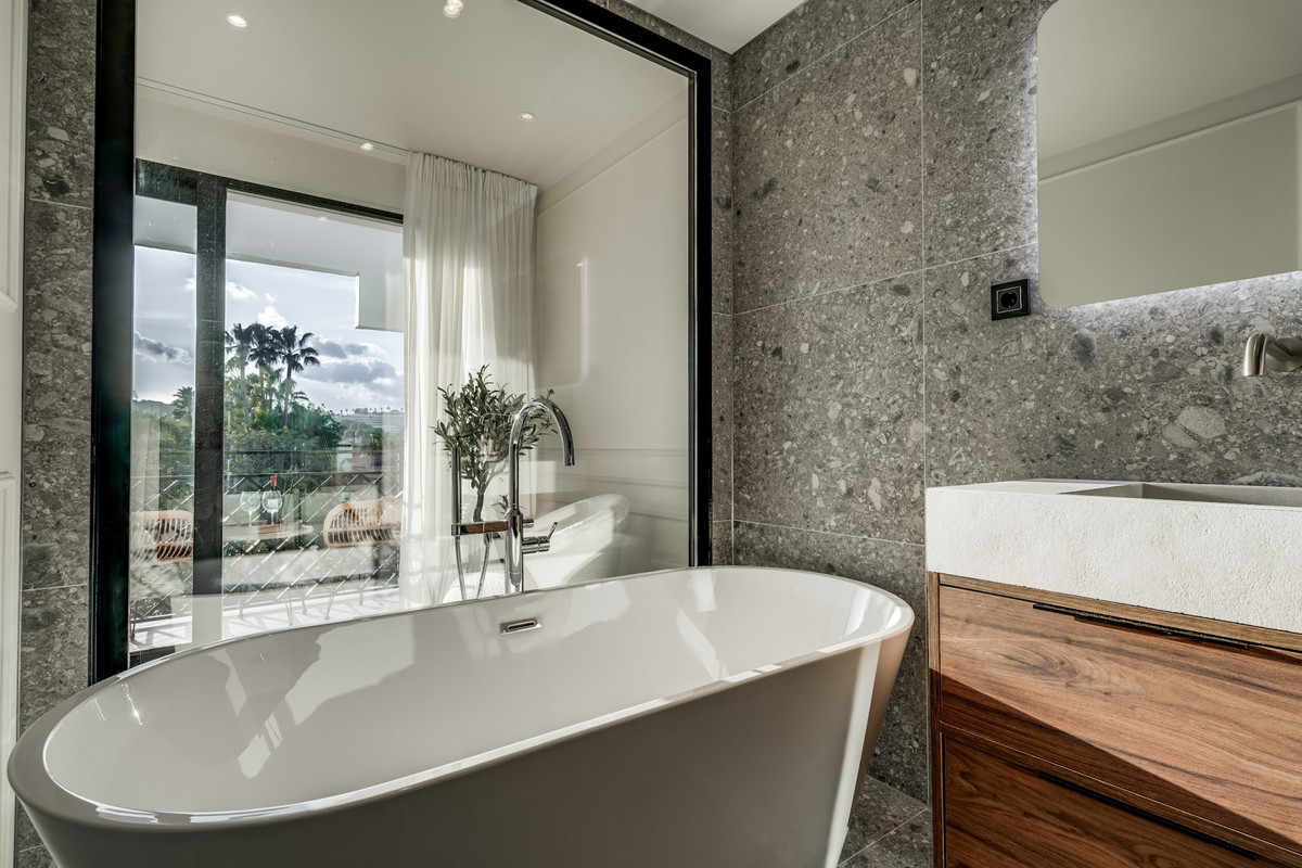 Huis te koop in Nueva Andalucía | 4 slaapkamers H5025991