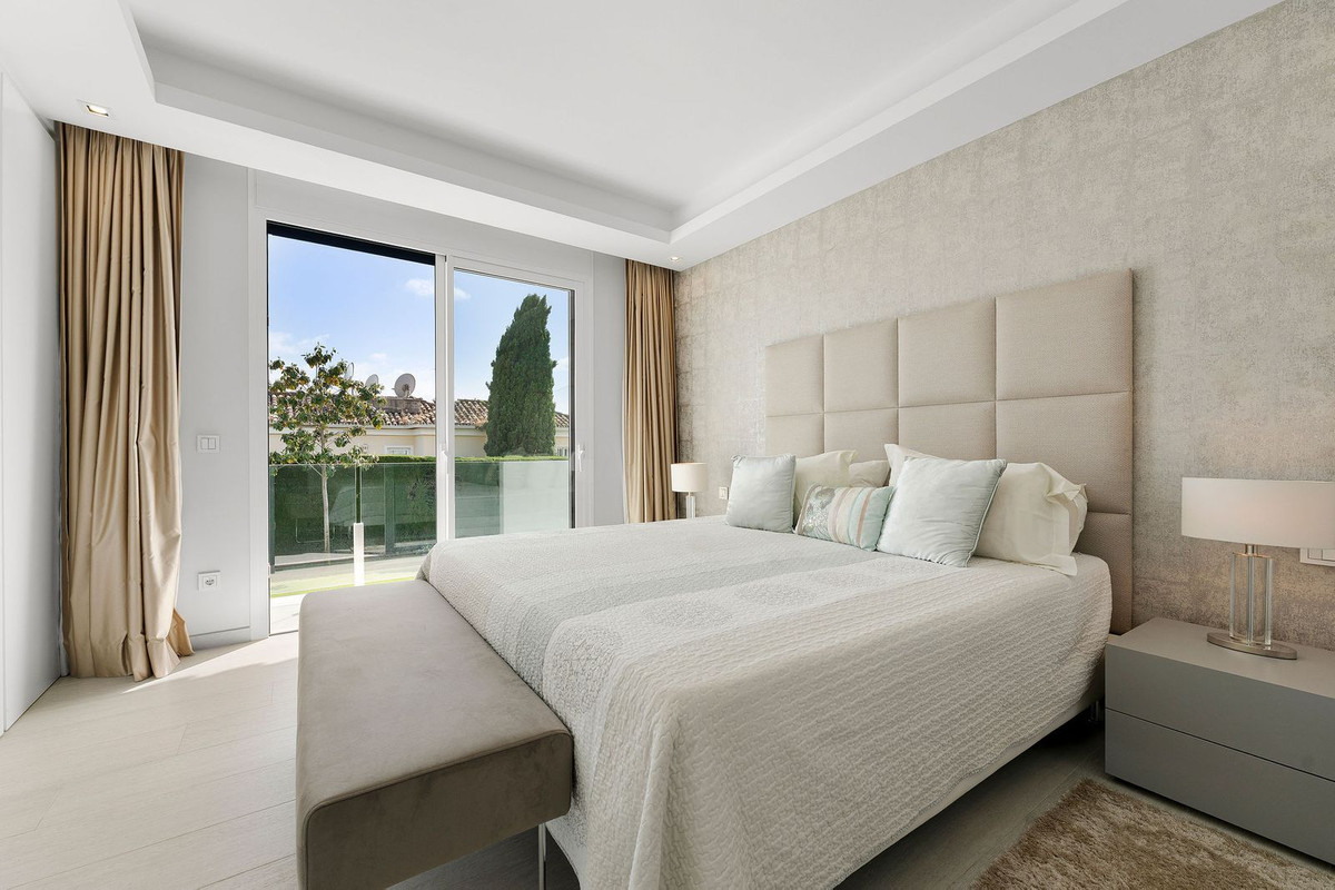 Vrijstaande Villa in Nueva Andalucía-16