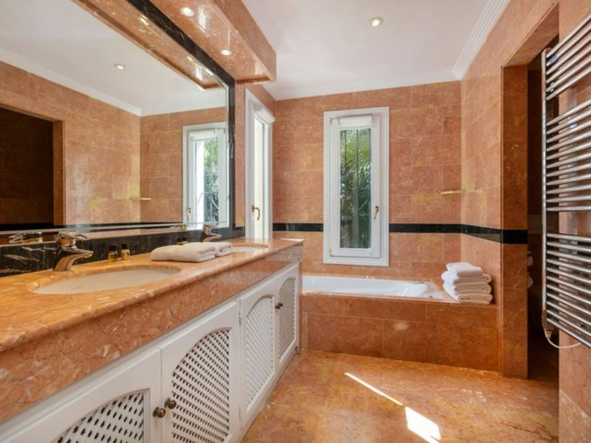 Huis te koop in Nueva Andalucía | 6 slaapkamers H5075314