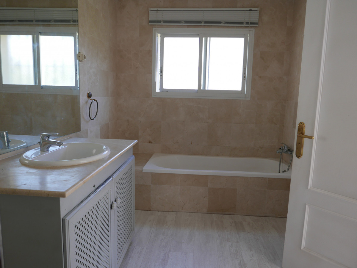 House for sale in Nueva Andalucía | 4 bedrooms H5124235