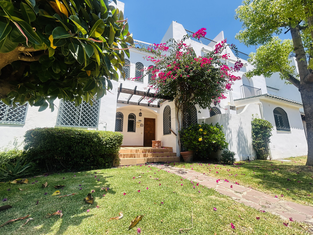 Townhouse for sale in Nueva Andalucía | 3 bedrooms H5130007