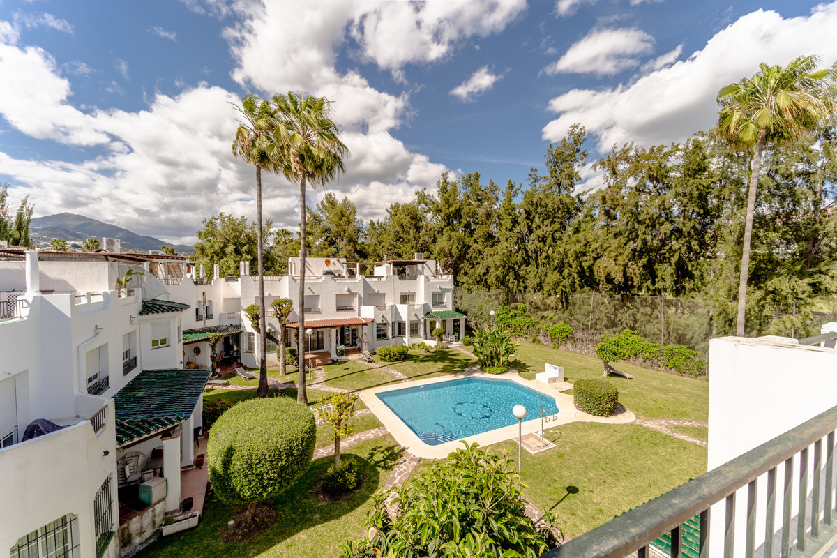 Townhouse for sale in Nueva Andalucía | 3 bedrooms H5130007