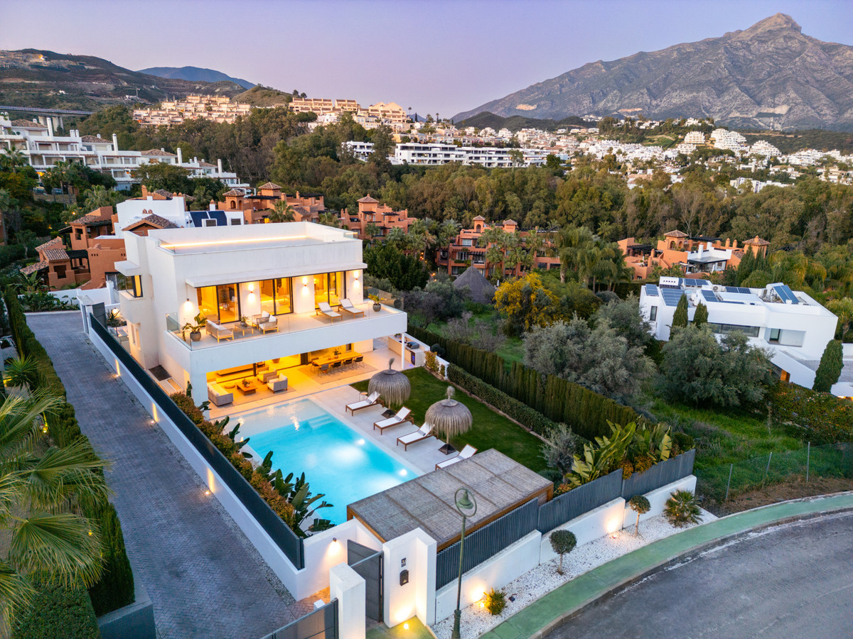 House for sale in Nueva Andalucía | 5 bedrooms H5130079