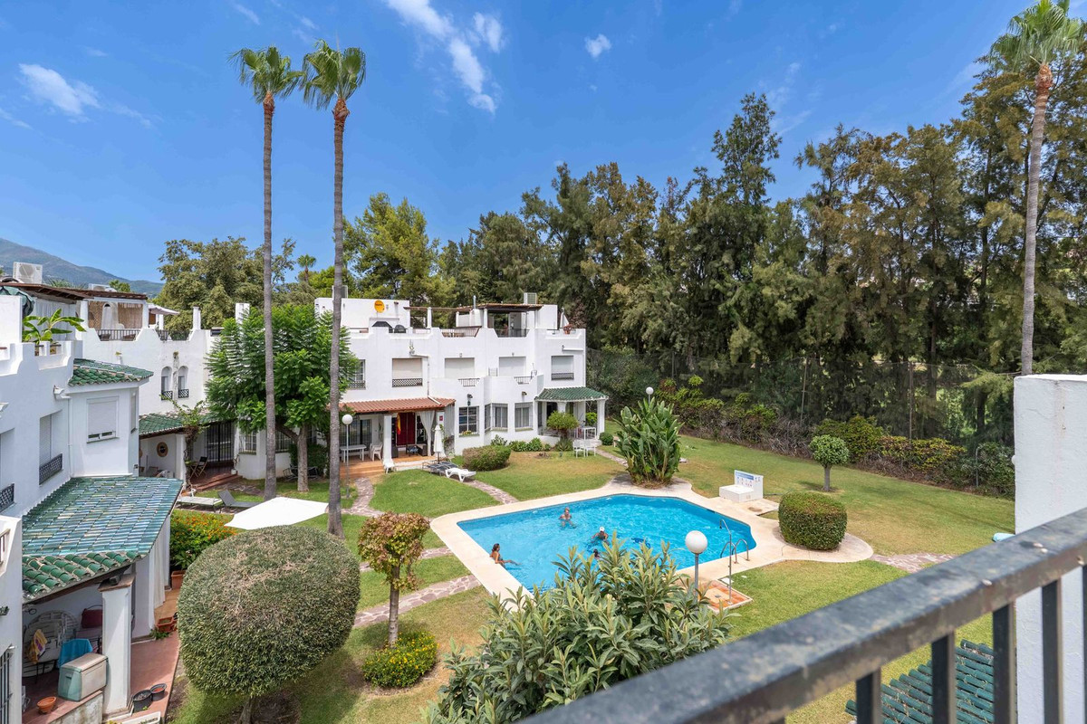 Townhouse for sale in Nueva Andalucía | 3 bedrooms H5130940