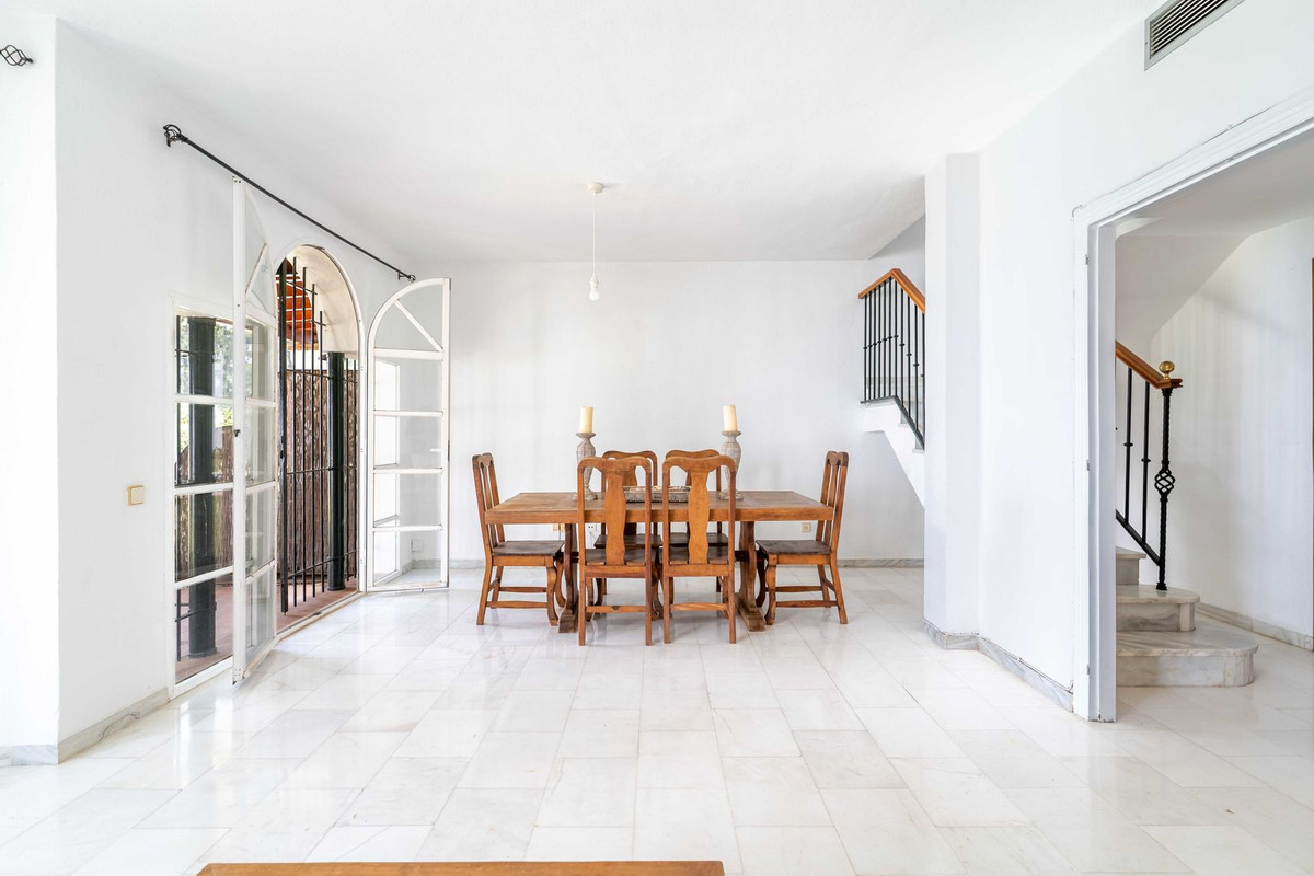 Townhouse for sale in Nueva Andalucía | 3 bedrooms H5130940