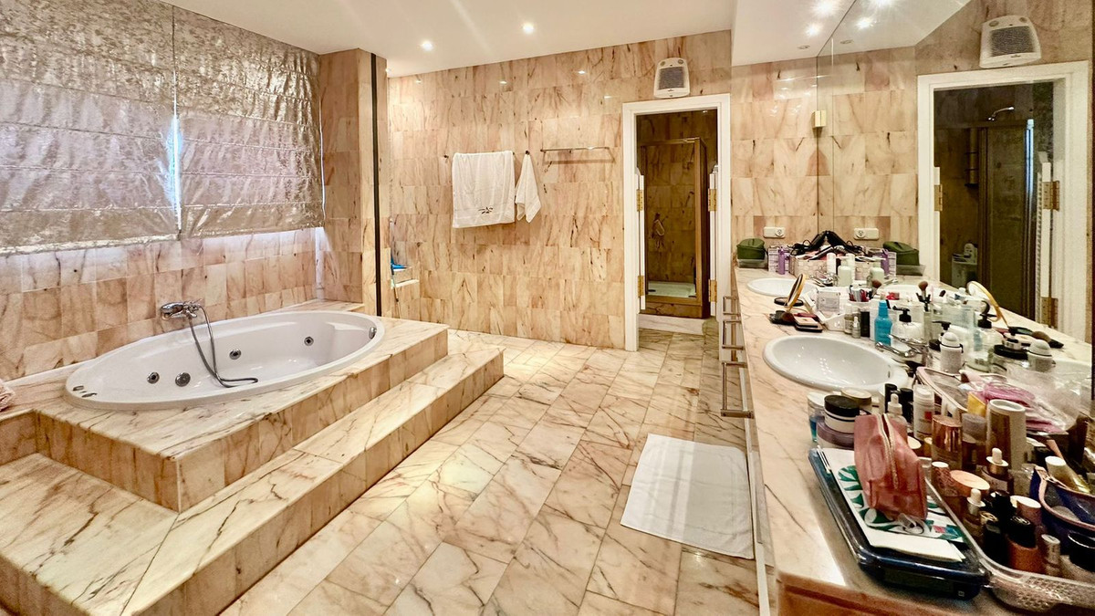 Huis te koop in Nueva Andalucía | 7 slaapkamers H5211730